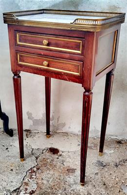 Stoleček s mramorem