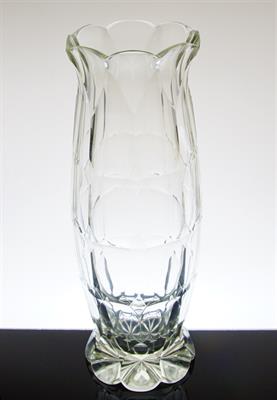 Velká bohatě do mnoha fazet broušená čirá váza 19. století