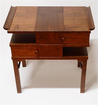 Restaurovaný stolek ve výrazném funkcionalistickém stylu