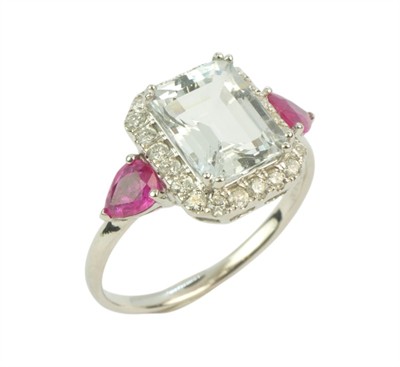 Zlatý prsten s akvamarínem, rubíny a brilianty
