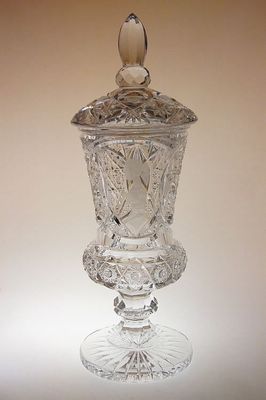 Křišťálový pohár s  rytým medajlonem dívky, bohatě broušené sklo