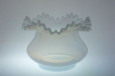 Secesní váza - mísa z opálového skla s hrdlem tvarovaným do drobných vlnek