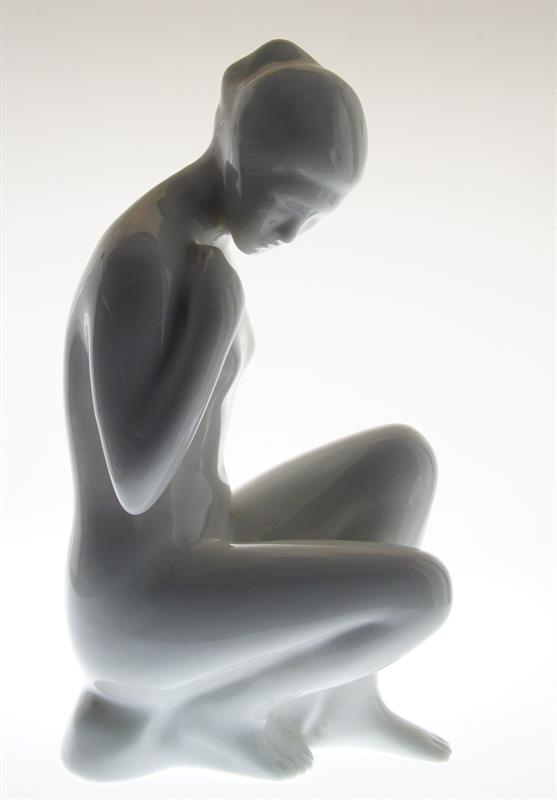 Bruselský styl - Sedící nahá dívka Royal Dux porcelán