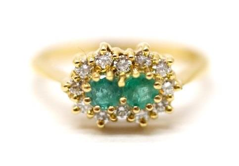 Zlatý prsten s diamanty a smaragdy