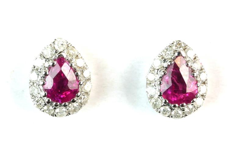 Zlaté náušnice s diamanty a rubíny