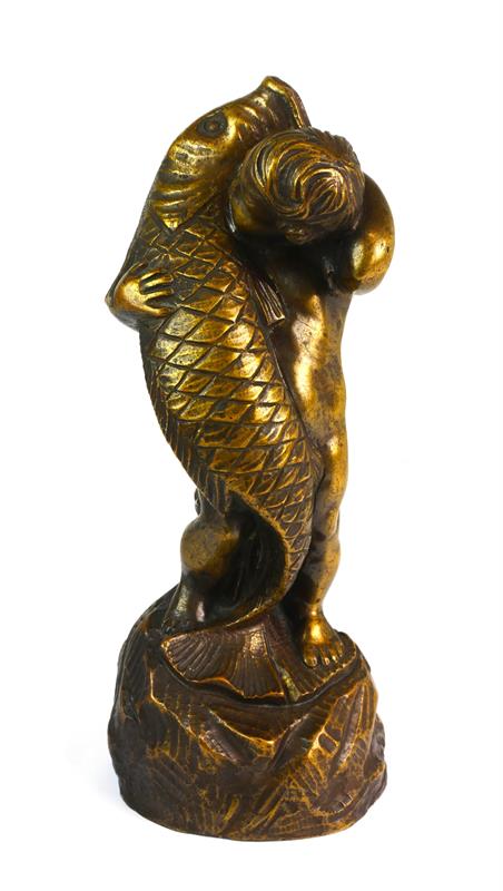 Chlapec s rybou - bronzová soška