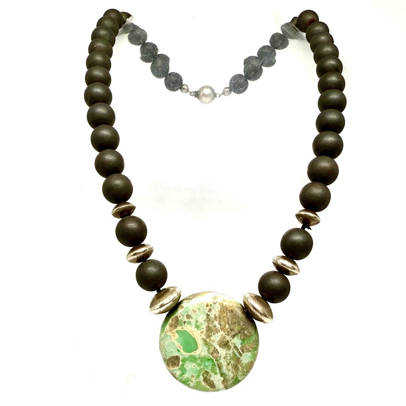 Designový náhrdelník s variscitem a stříbrem