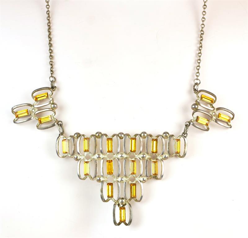 Stříbrný náhrdelník s žlutými kameny