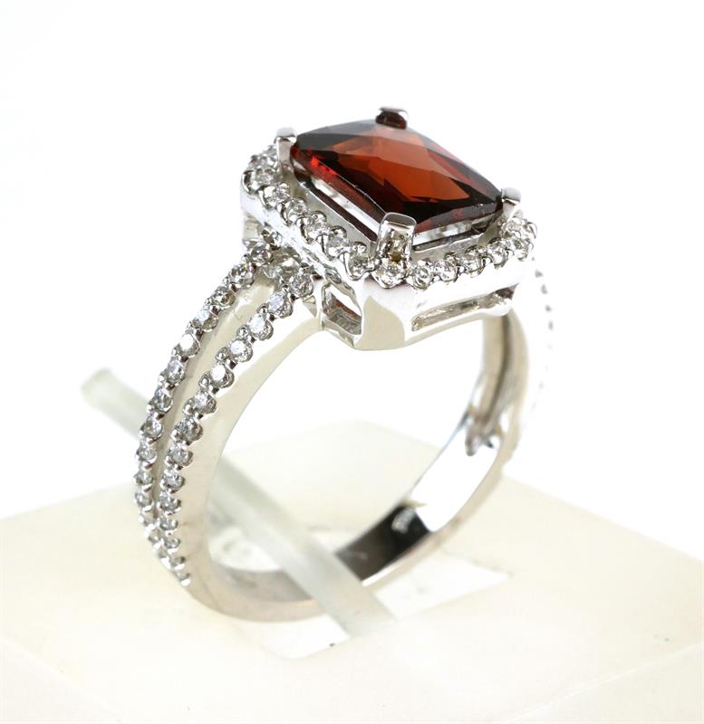 Zlatý prsten s granátem  a brilianty