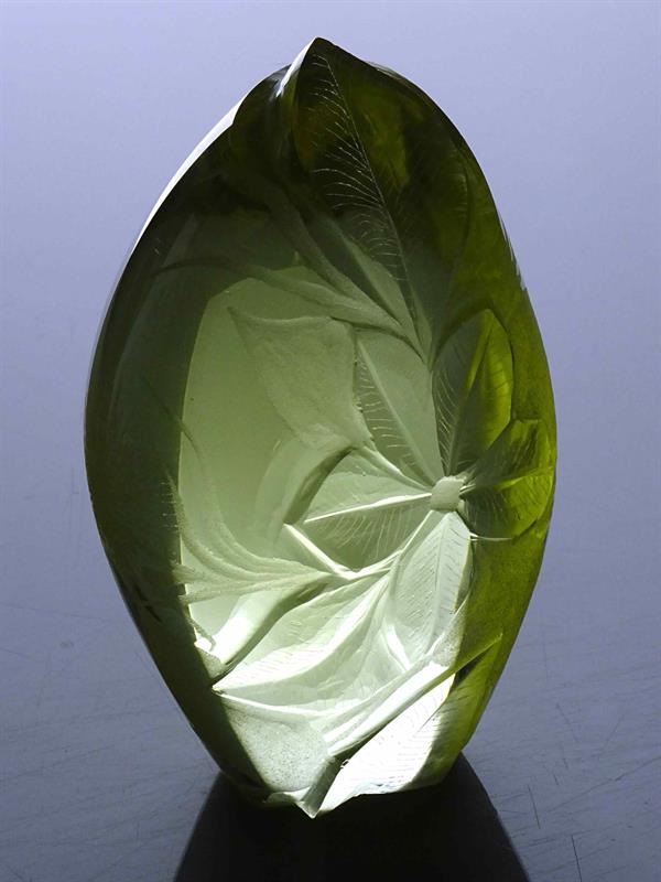 sleněná plastika rytá