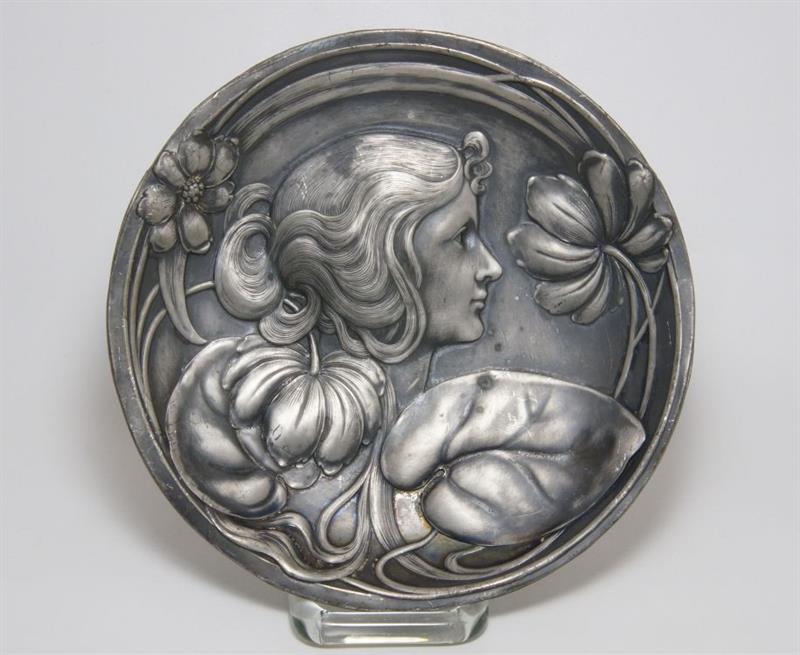 Muchovská secese - závěsný reliéf, stará cínová slitina