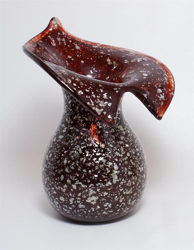 Secesní váza z rubínového skla se zataveným aventurinem