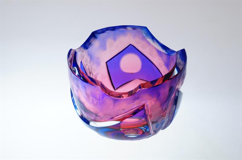 Broušená miska - objekt, ateliérová práce, tři vrstvy skla