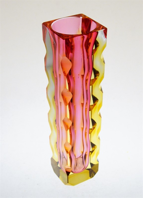 Ambrová váza s rubínovým jádrem Oldřich LIPSKÝ sklo Exbor