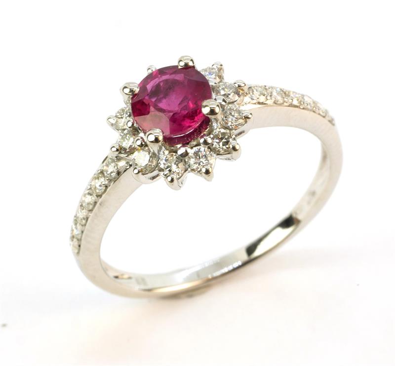 Zlatý prsten s rubínem a brilianty