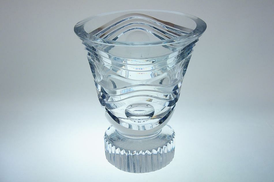 Masivní váza z broušeného křišťálového skla s organickým dekorem