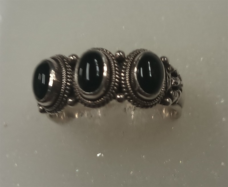 Stříbrný prsten s onyxy