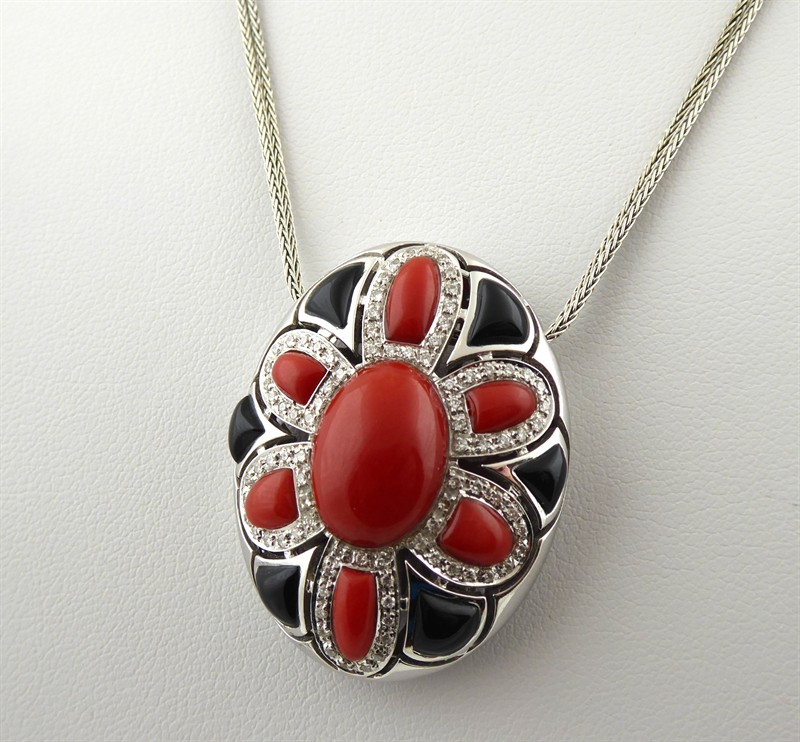 Náhrdelník s korály, onyxy a 84 diamanty