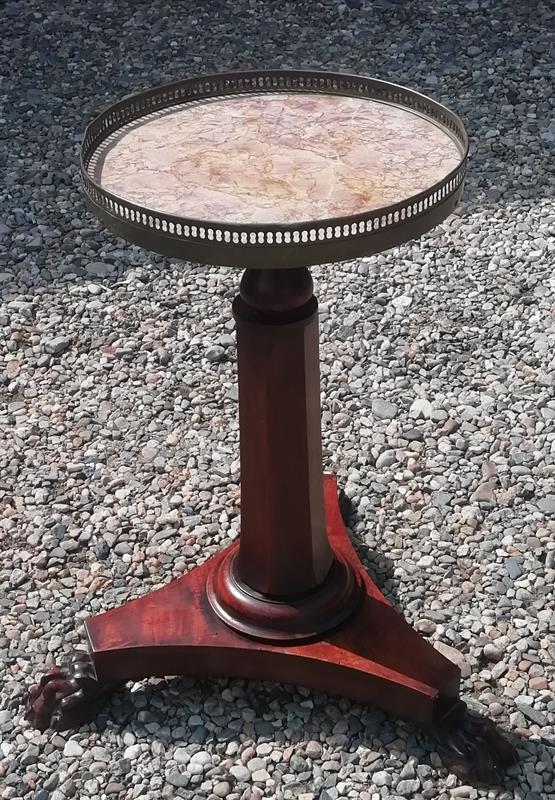 Stolek s mramorovou deskou