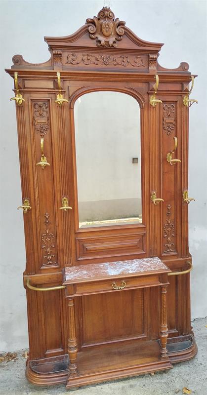 Vyřezáváná věšáková stěna