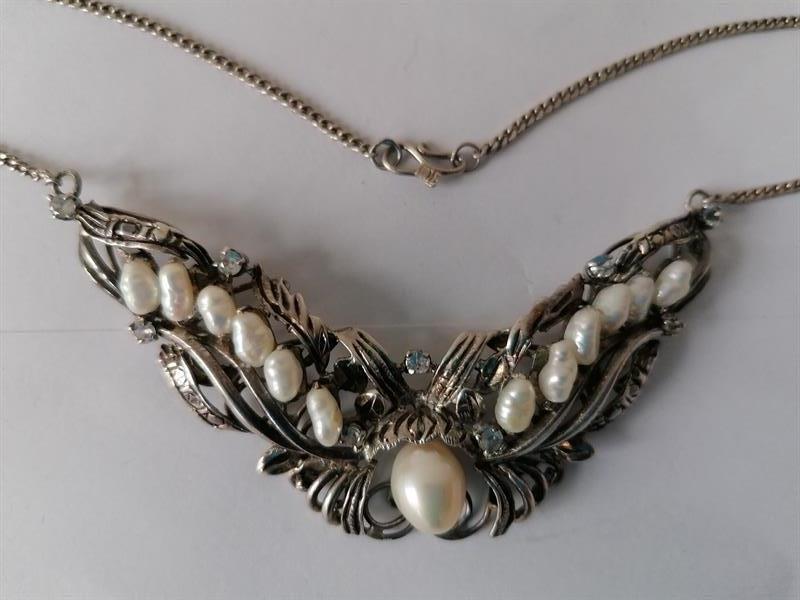 Stříbrný náhrdelník s perlami