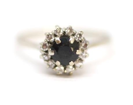 Zlatý prsten s diamanty a safírem