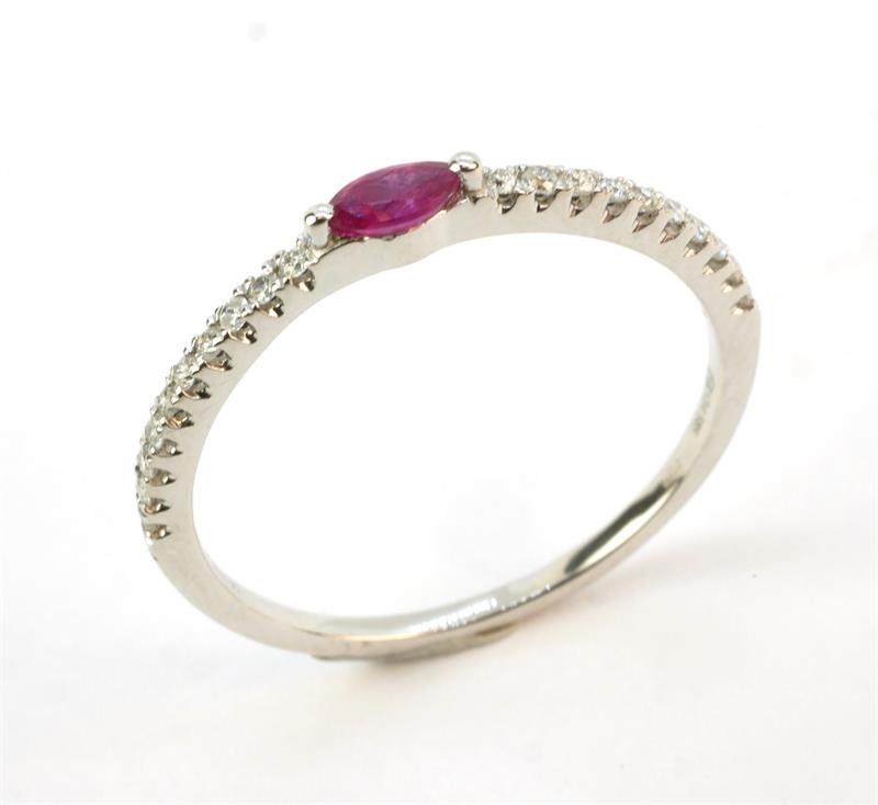 Zlatý prsten s rubínem a brilianty