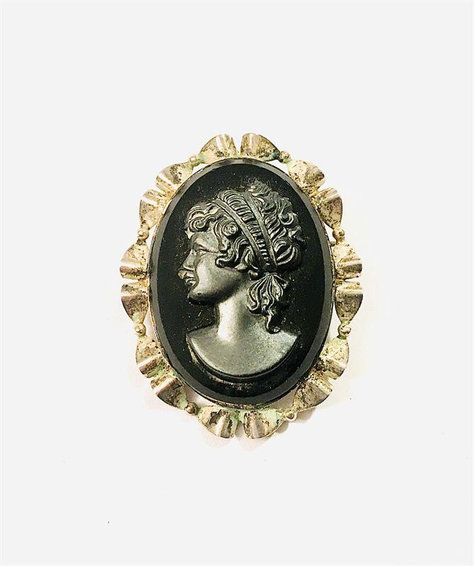 Stříbrná brož s portrétní černou kamejí