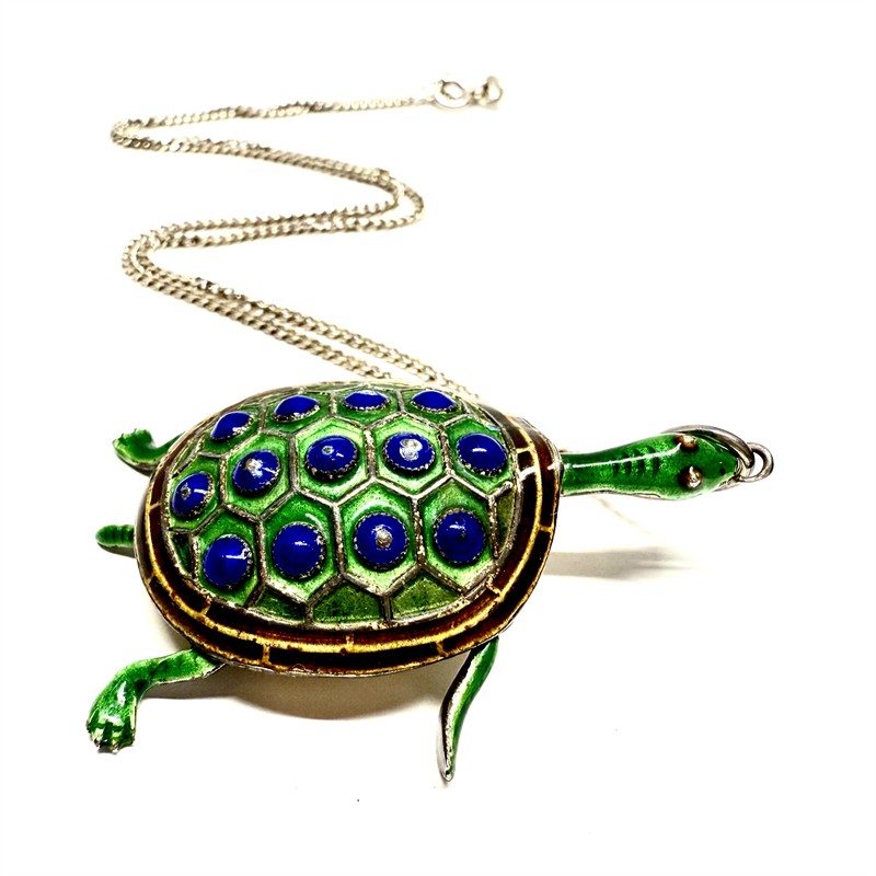 Stříbrný náhrdelník se smaltovým závěsem