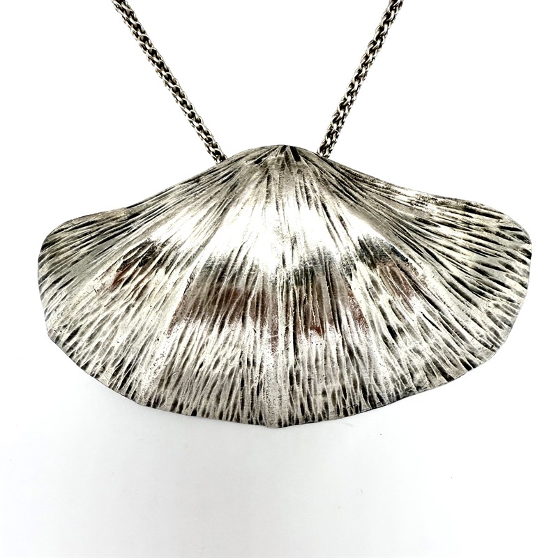 Originální stříbrný náhrdelník s mušlovým závěsem