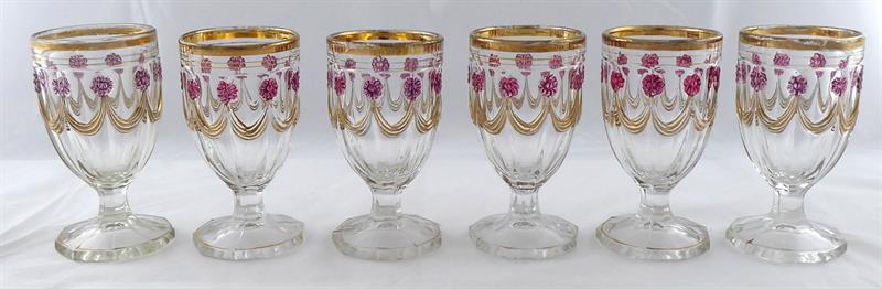 Šest skleniček se zlatými festony a kytičkami