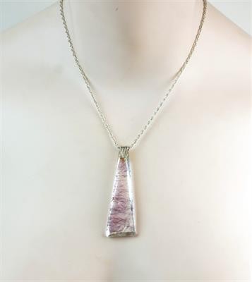 Náhrdelník z plastu ve stříbrné montáži a stříbrný řetízek