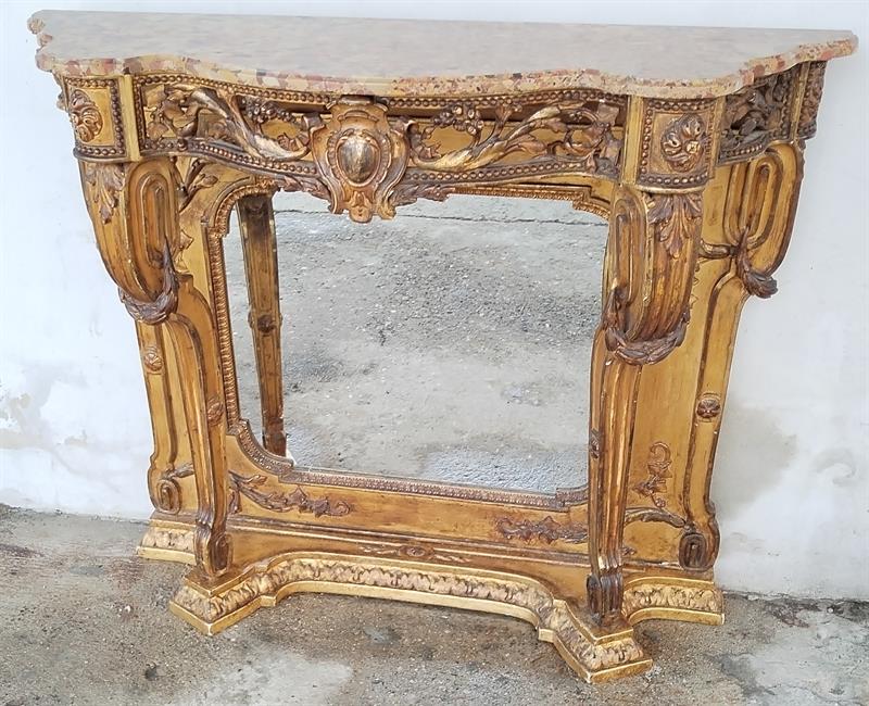 Zlacený konzolový stolek.