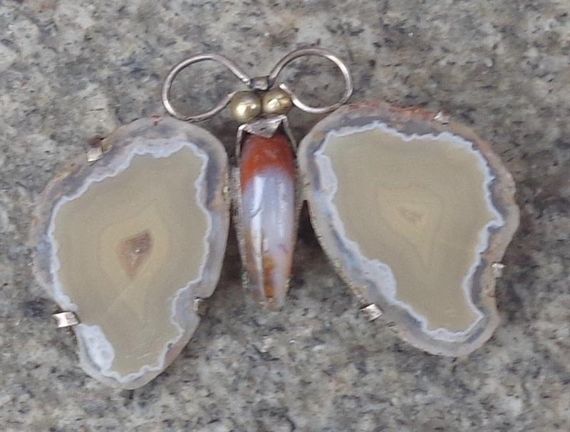 Motýl - Art deco stříbrná brož s acháty