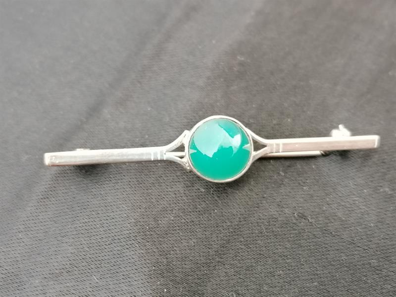 Secesní stříbrná brož se zeleným kamenem