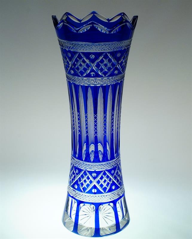 Honosná váza z kobaltově modrého probrušovaného skla
