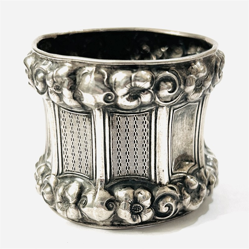 Stříbrný biedermeierový kroužek na ubrousky