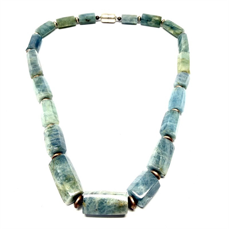 Originální náhrdelník z akvamarínů