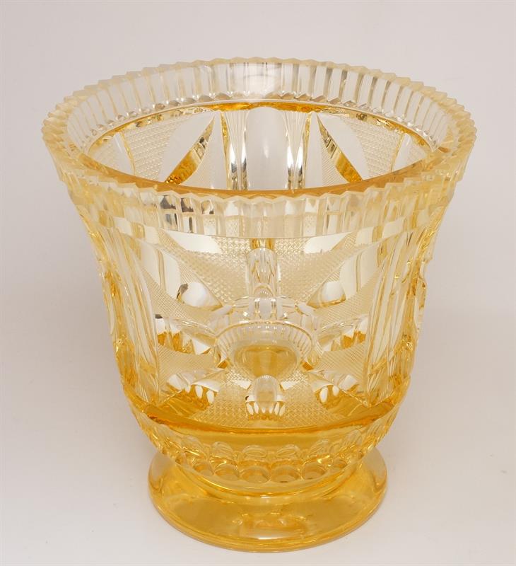 Bohatě broušená váza ze skla v odstínu zlatavě žlutý Citrín