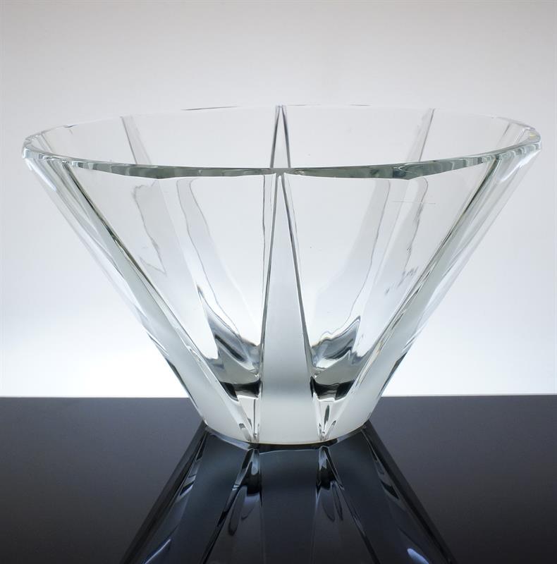 Velká fazetově broušená mísa v kubistickém tvarosloví