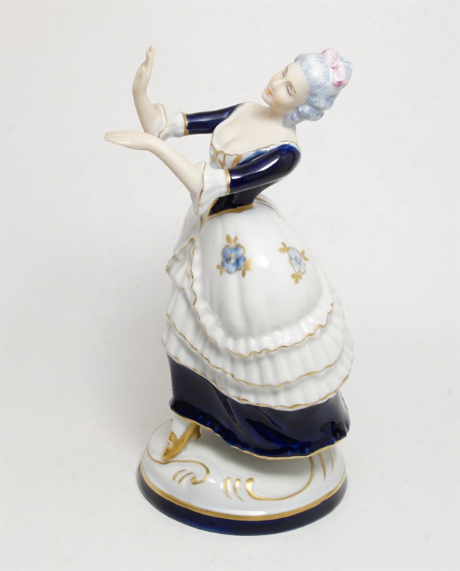 Dáma v šatech, figurka v rokokovém slohu Royal Dux porcelán