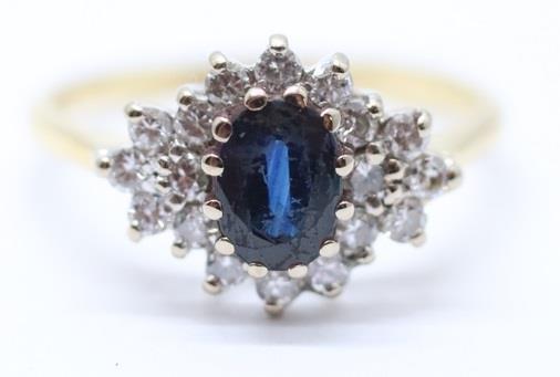 Zlatý prsten s diamanty a safírem
