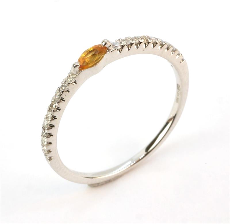 Zlatý prsten se safírem a briliantky