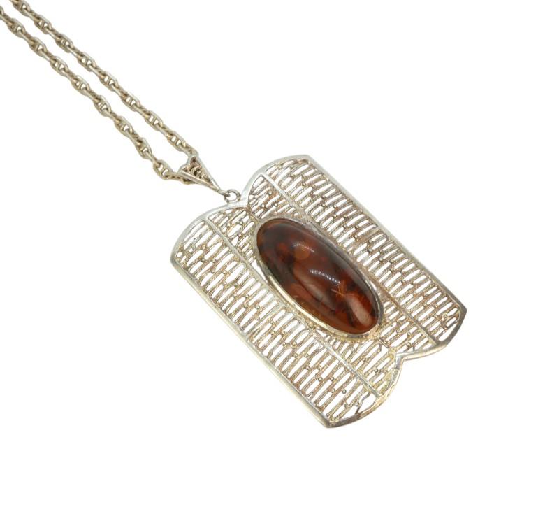 Stříbrný náhrdelník s jantarem