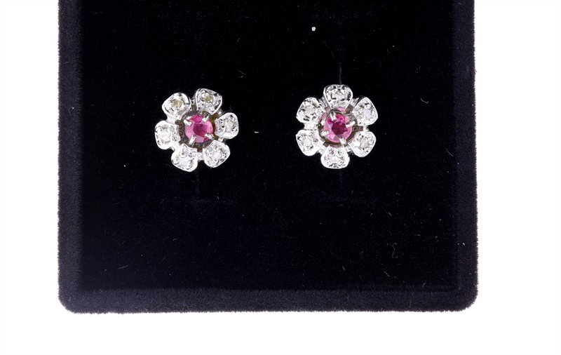 Květinové náušnice s rubíny a diamanty ze 14kt bílého zlata