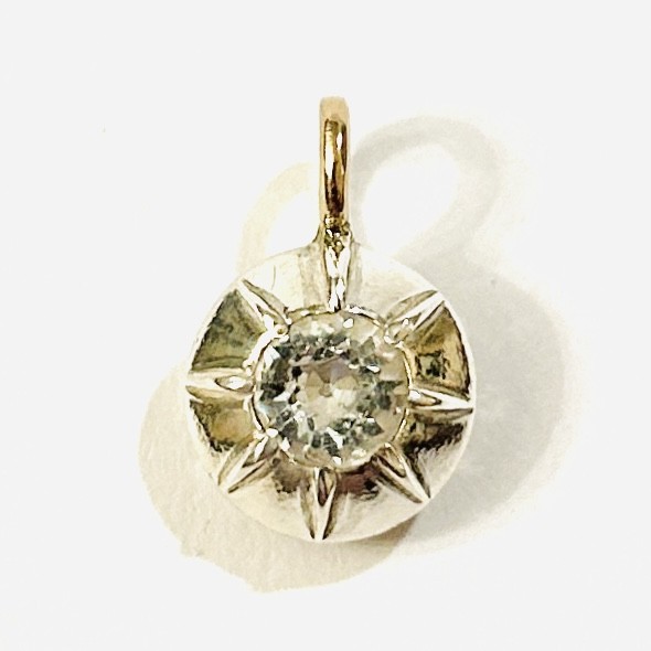 Zlatý starožitný přívěšek s čirým kamenem