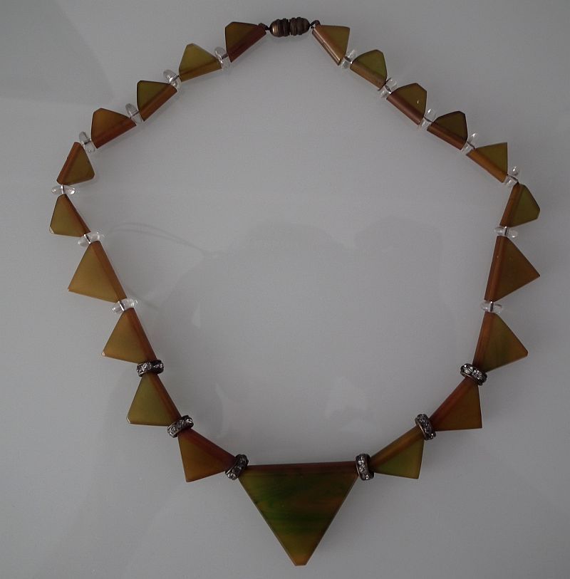 Náhrdelník z polodrahokamů. Stará práce.