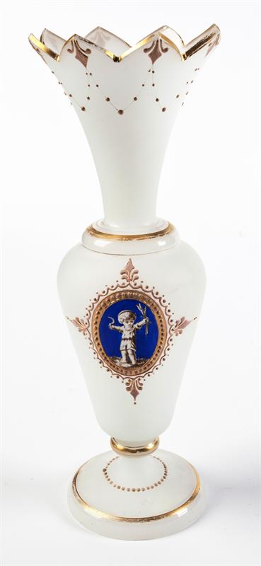 VÁZA Z MLÉČNÉHO SKLA, SKLÁRNY NOVÝ BOR