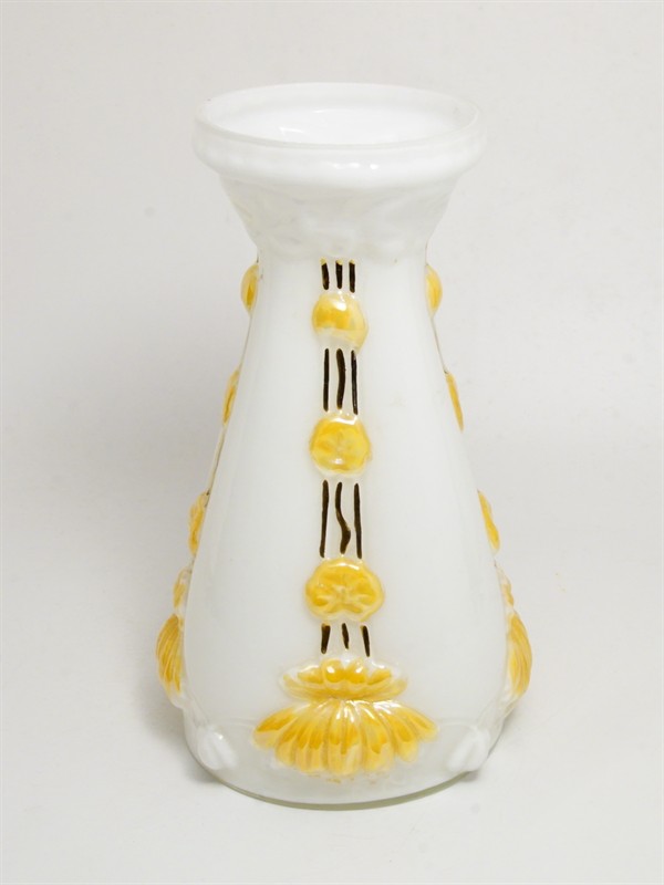 Secesní váza z malovaného mléčného skla s dekorem květů