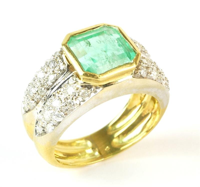 Zlatý prsten se smaragdem a brilianty